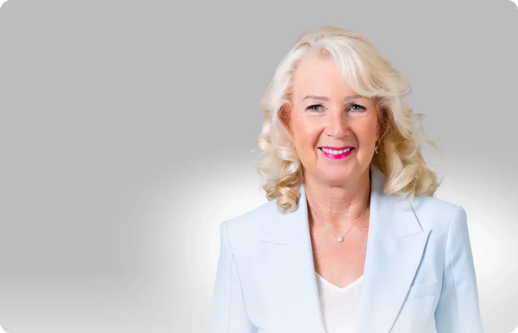 Rechtsanwältin Gabi Mertens-Rosenthal im hellen Blazer