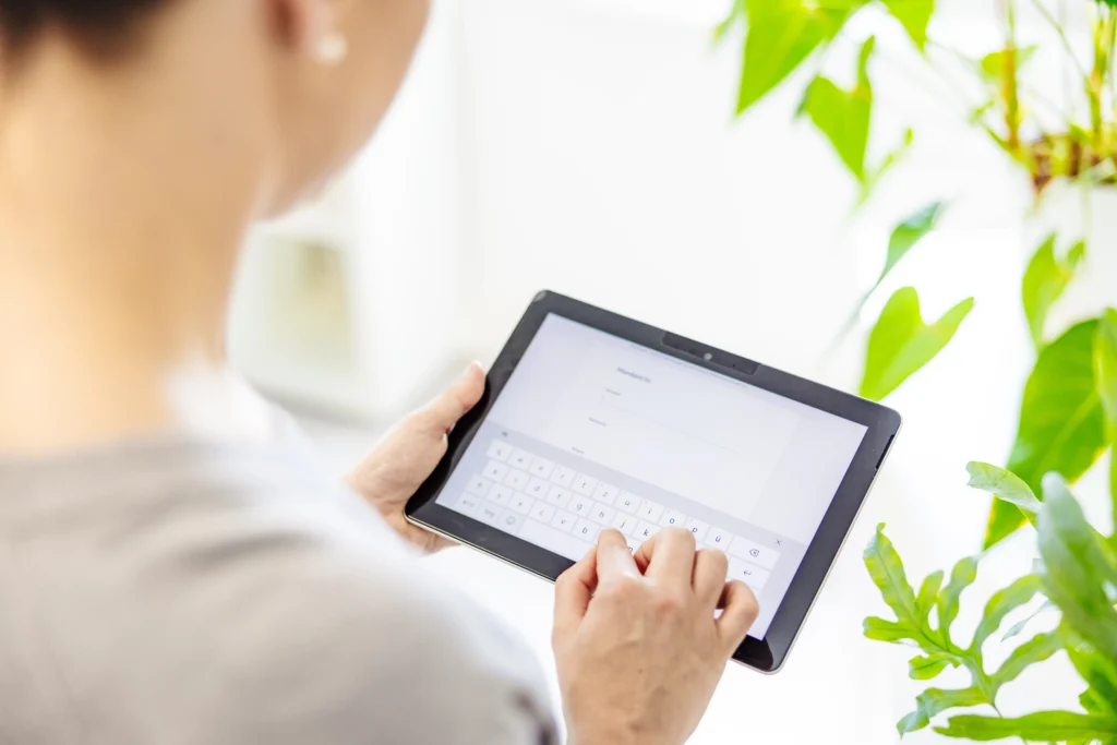 Online-Scheidungsformular wird auf dem Tablet ausgefüllt