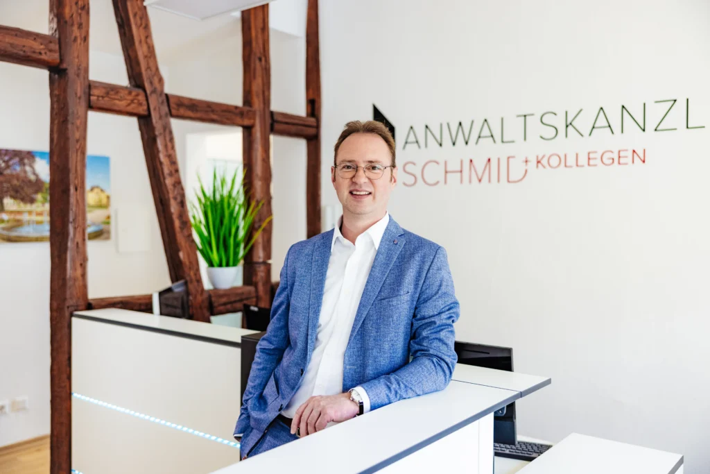 Rechtsanwalt Robin Schmid, Fachanwalt für Strafrecht, am Empfang der Anwaltskanzlei Schmid + Kollegen