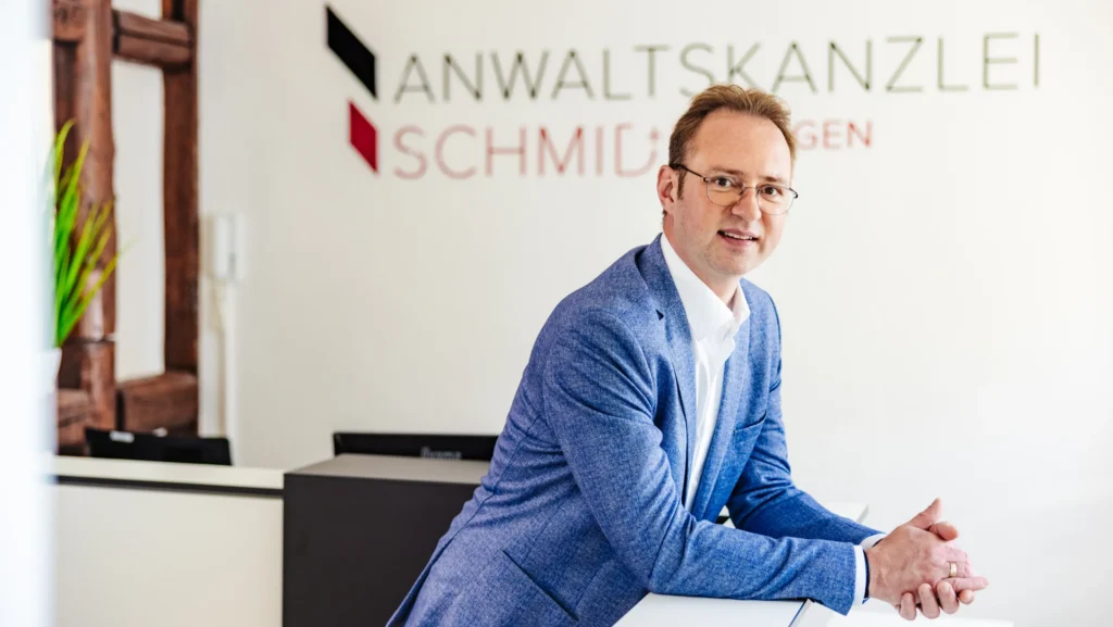 Fachanwalt für Familienrecht am Empfangstresen der Anwaltskanzlei Schmid