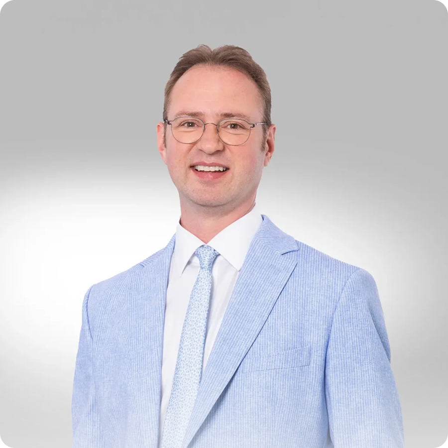 Rechtsanwalt Robin Schmid stellt sich vor Portrait von Rechtsanwalt Robin Schmid, Anzug und Brille, Nahaufnahme im quadratischen Format