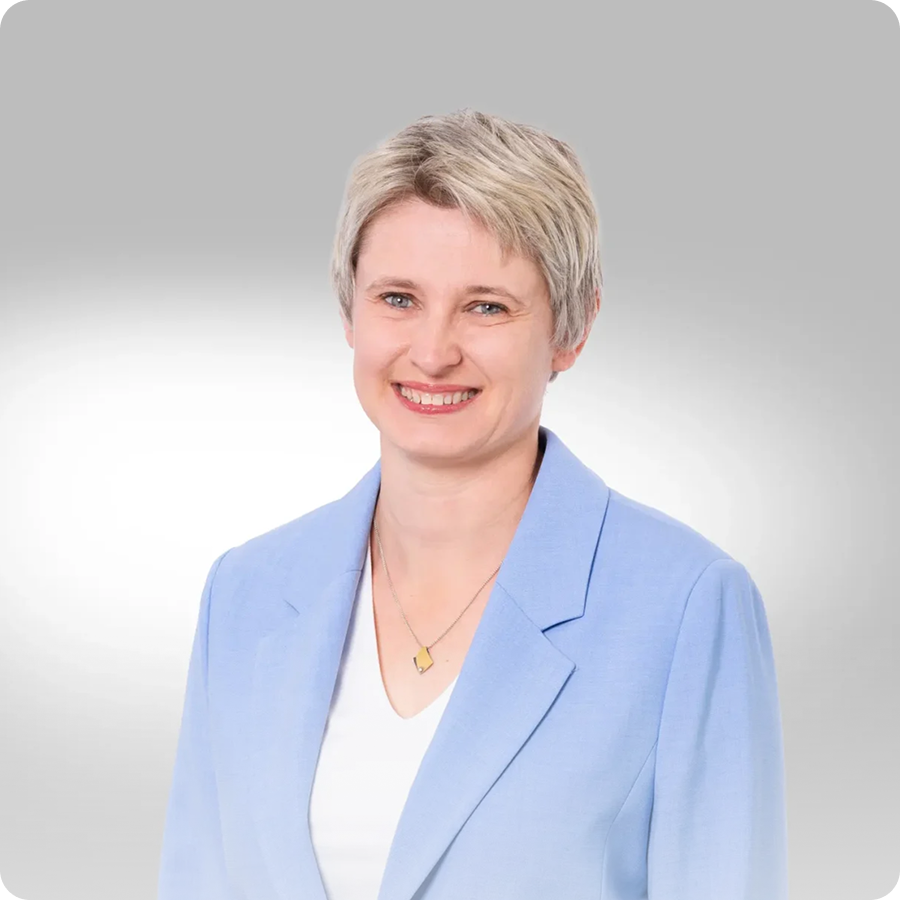 Yasmin Welz stellt sich vor, Fachbeiträge und Rechtsgebiete Portrait von Rechtsanwältin Yasmin Welz, Nahaufnahme im quadratischen Format