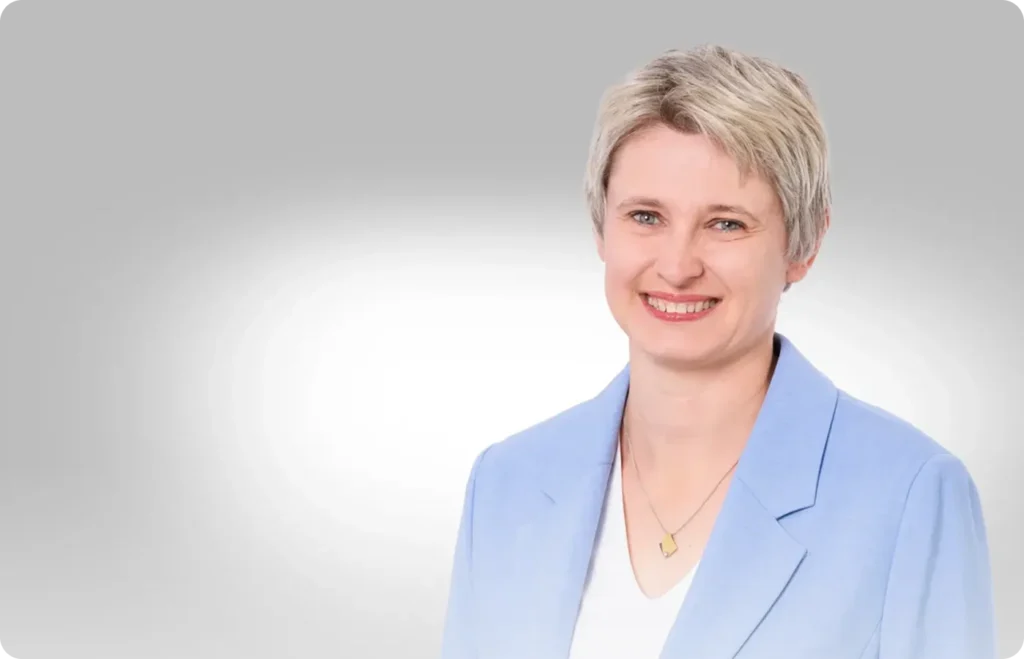 Rechtsanwältin Yasmin Welz im hellblauen Blazer
