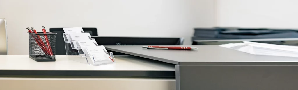 Bürotisch mit Unterlagen symbolisiert Notfallkoffer für Unternehmer