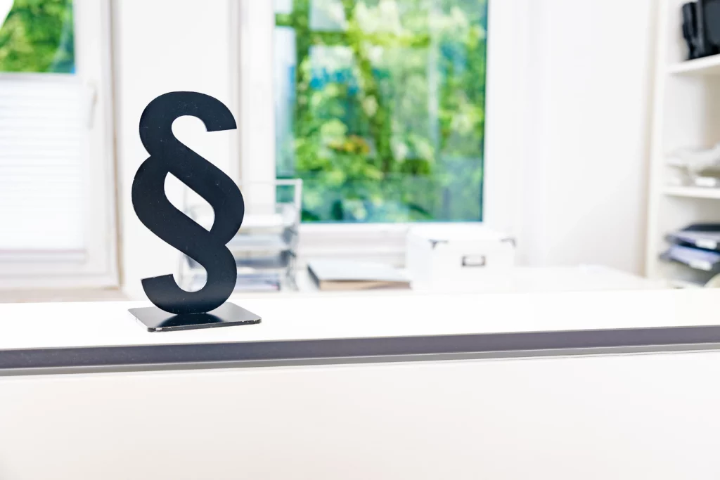 Paragraphenzeichen als Symbol für Recht in der Kanzlei Schmid + Kollegen