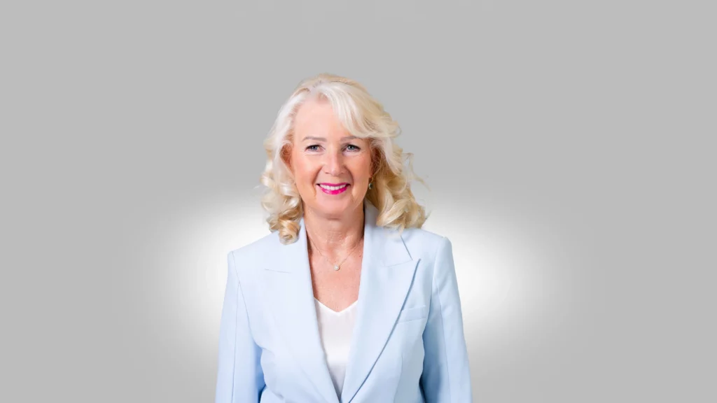 Gabi Mertens-Rosenthal, Ansprechpartnerin für Ihr Rechtsanliegen Rechtsanwältin Gabi Mertens-Rosenthal, Portrait vor grauem Hintergrund