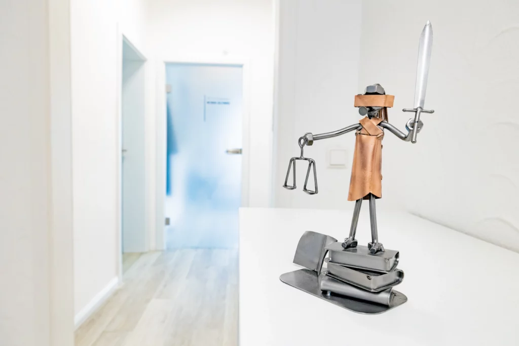 Justitia-Figur aus Metall symbolisiert Recht auf Kindesunterhalt