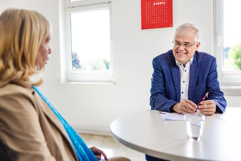 Rechtsanwalt Dr. Martin Ludwig im Beratungsgespräch mit einer Mandantin