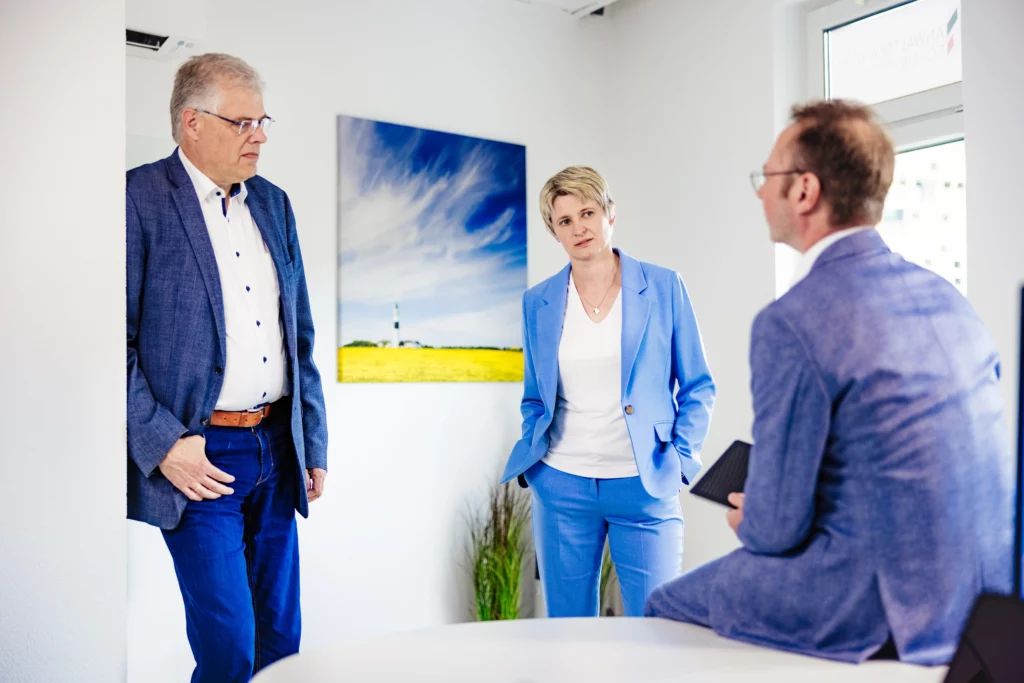 Rechtsanwälte der Anwaltskanzlei Schmid im Teamgespräch in den Kanzleiräumen Schwäbisch Gmünd