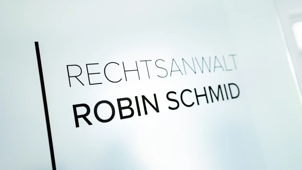 Als Strafverteidiger und Fachanwalt für Strafrecht werde ich in Schwäbisch Gmünd des Öfteren gefragt: Wer ist der beste Verteidiger bzw. Anwalt für Strafrecht in Schwäbisch Gmünd? Begibt man sich auf die Suche nach einem Strafverteidiger, fällt es gerade juristischen Laien oft schwer, zu unterscheiden, welcher Rechtsanwalt hierfür am qualifiziertesten ist. Es gibt jedoch einige Auswahlkriterien, die Ihnen diese Suche erleichtern. Ich habe versucht, für Sie ein paar Kriterien zusammenzustellen und hoffe, dass ich Ihnen bei der Wahl Ihres Strafverteidigers helfen kann. Welche Rechtsgebiete bietet Ihr potenzieller Strafverteidiger an? Besteht das Repertoire des Rechtsanwalts neben der Strafverteidigung noch auch aus zahlreichen anderen Rechtsgebieten, ist dies ein Anzeichen dafür, dass er nur gelegentlich auf dem Gebiet des Strafrechts agiert. Achten Sie an dieser Stelle darauf, einen Spezialisten auszuwählen, der regelmäßig mit strafrechtlichen Mandaten betraut ist. Einen Rechtsanwalt, der auf einem oder einigen wenigen Gebieten mit umfassenden, tiefgehenden Kenntnissen aufwartet, sollten Sie einem Generalisten, der für viele Rechtsgebiete Grundkenntnisse besitzt, vorziehen. Ist der Rechtsanwalt Fachanwalt für Strafrecht? In einem Fachanwaltslehrgang erhalten Volljuristen eine zusätzliche Spezialausbildung für das jeweilige Rechtsgebiet. Suchen Sie im Zweifel einen spezialisierten Strafverteidiger auf, der Fachanwalt für Strafrecht ist. Dies ist auch ein Merkmal dafür, dass der Anwalt schwerpunktmäßig und regelmäßig im Strafrecht tätig ist, da er für die Erlangung des Fachanwalts bereits besondere praktische Erfahrungen nachzuweisen hat. Mit Rückenschmerzen suchen Sie auch nicht einen Kardiologen, sondern einen Facharzt für Orthopädie auf, obwohl beide gleichermaßen als Ärzte zugelassen sind. Kann sich jeder Strafverteidiger als „Fachanwalt für Strafrecht“ bezeichnen? Nein, die Berufsbezeichnung Fachanwalt für Strafrecht ist rechtlich geschützt. Voraussetzung für die Verleihung des Berufsbezeichnung Fachanwalt für Strafrecht ist eine dreijährige Zulassung zur Rechtsanwaltschaft und Tätigkeit vor Antragstellung. Um durch die Rechtsanwaltskammer den Fachanwaltstitel verliehen zu bekommen, muss der Antragsteller zudem an einem Fachanwaltslehrgang für Strafrecht mit einer Gesamtdauer von mindestens 120 Zeitstunden teilgenommen haben. Zudem muss er mindestens drei schriftliche Leistungskontrollen (schriftliche Prüfungen) erfolgreich absolvieren und besondere praktische Erfahrungen in Form von umfangreichen Falllisten und Hauptverhandlungstagen vor dem Schöffengericht und übergeordnet (Strafkammer, Schwurgericht usw.) nachweisen.  Berufserfahrung Ein guter Anwalt für Strafrecht verfügt in erster Linie über lange Berufserfahrung und Fachkenntnisse, die er durch regelmäßige Fortbildungen vertieft. Ein guter Strafverteidiger muss sich nicht nur mit allen materiellrechtlichen als auch strafprozessuallen Fragen bestens auskennen, sondern auch in der Lage sein, seinen Mandanten in Konfliktsituationen gegenüber dem Gericht, Staatsanwaltschaft, Polizei und anderen Prozessbeteiligten rasch souverän, entschieden und adäquat zu verteidigen. Zudem muss ein guter Strafverteidiger die Kunst des Beweisantragsrechts gut beherrschen und wissen, wie man mit der Ablehnung eines Beweisantrages professionell umzugehen hat, und wann es Sinn macht, einen Befangenheitsantrag gegen den Richter, Sachverständigen oder den Staatsanwalt zu stellen. Ein guter Strafverteidiger spricht mit dem Mandanten offen und ehrlich alle Chancen aber auch und insbesondere die Risiken des Strafverfahrens an, vor allem gibt er Ihnen stets eine verständliche und realistische Einschätzung Ihres Falles. Vor allem entwickelt er mit seinen Mandanten eine Strategie, um das bestmöglichste Ergebnis zu erzielen. Aber am Ende zählt doch der Erfolg Der beste Anwalt im Strafrecht ist aber am schlussendlich immer noch der mit den besten Ergebnissen für seine Mandanten. Und hier schließt sich der Kreis wieder, denn erfolgreiche Strafverteidigung basiert gerade auf Wissen, Expertise und langjähriger Erfahrung als Prozessanwalt.