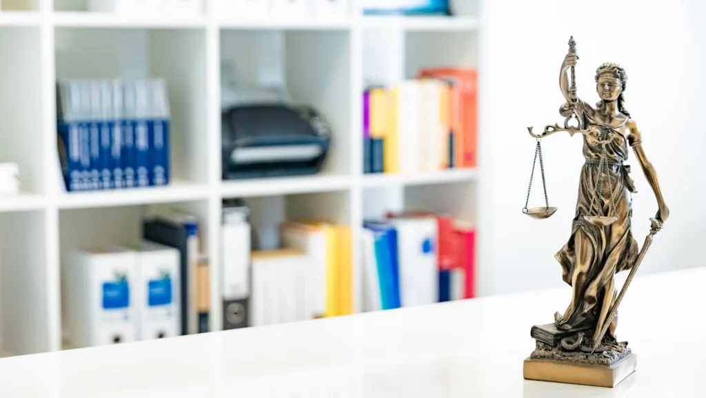 Justitia-Statue im Büro der Anwaltskanzlei Schmid + Kollegen in Schwäbisch Gmünd