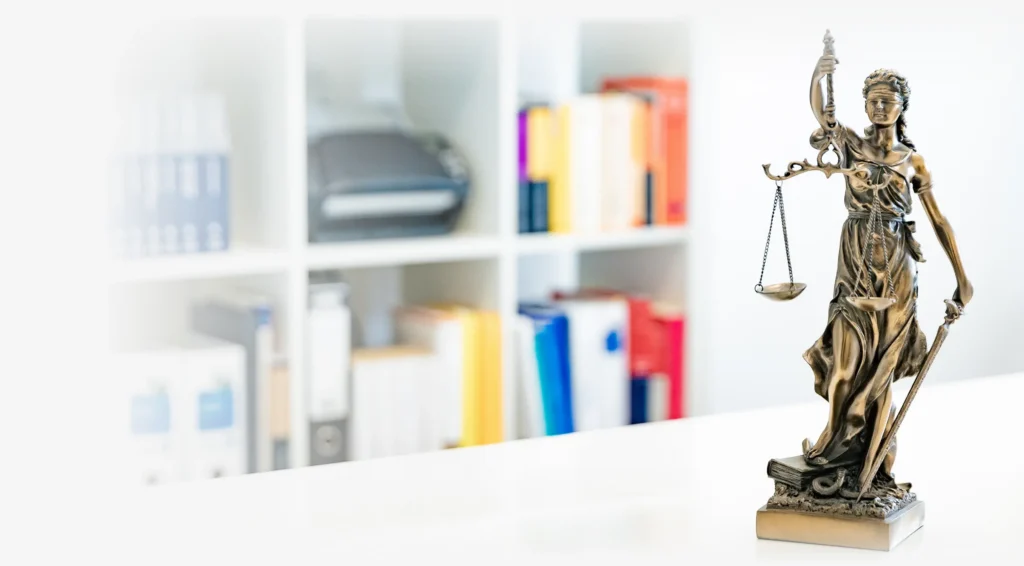 Justitia-Statue symbolisiert Gerechtigkeit im Jugendstrafrecht