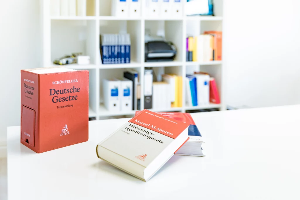 Gesetzesbücher zum Strafrecht in der Anwaltskanzlei Schmid + Kollegen in Schwäbisch Gmünd