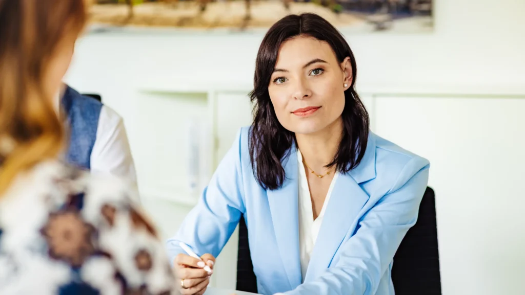Rechtsanwältin Wendla Savic im Beratungsgespräch zum Medien- und Urheberrecht